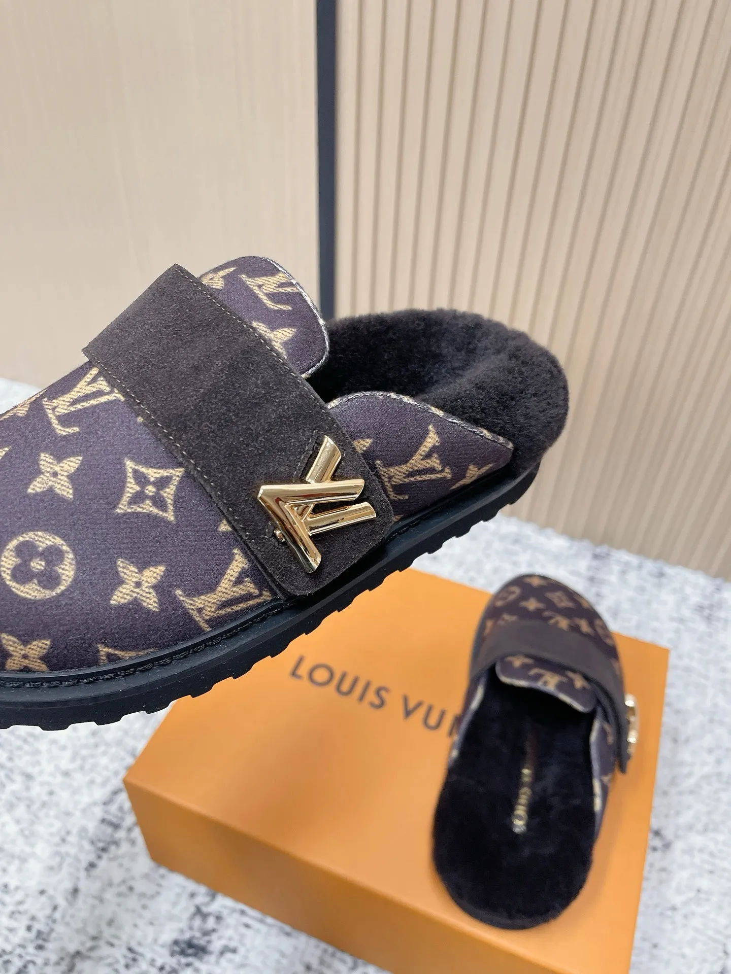 [L Home] P: 500💰 Size: 35-46 (female 40.41, male 45 46 custom-made) Top version Louis vuitton Lv top version LV couple's wool slippers New couple's Birkenstock slippers Cute and loveable, the foot feel is not too good Simple and high-end Sling-hee design Ready to wear and go Good news for lazy people Upper imported cowhide/imported old floral cloth Original hardware buckle, original molded high-density foam outsole Fabric: Yangjing/classic jacquard fabric Lining: imported wool lining Sole: original foam combination sole